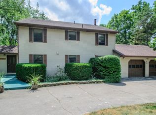 9113 Stoneyfield Ct, Dexter, MI 48130