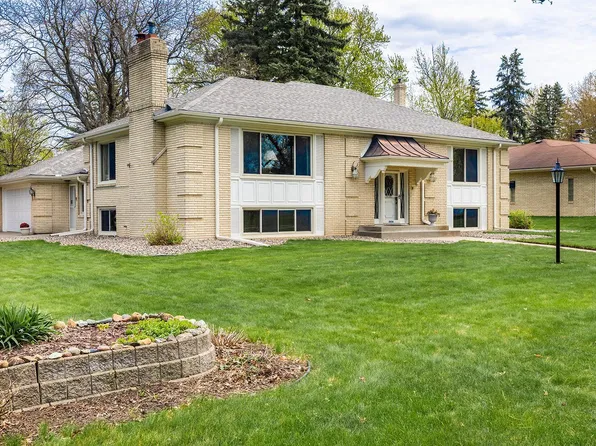 2454 Pascal St, Roseville, MN 55113