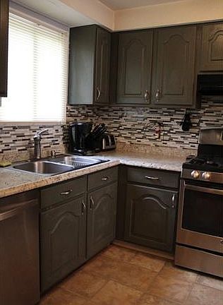 Tastefully decorated kitche...