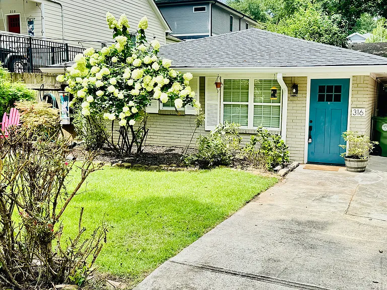316 Nelms Ave NE — Photo 1