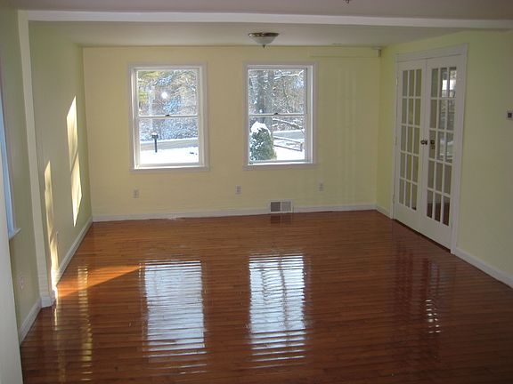 fam. rm w/ french drs to ent