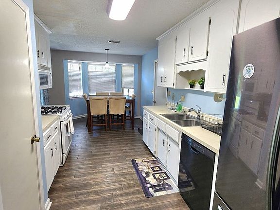 5th image of 915 N 72nd Ave