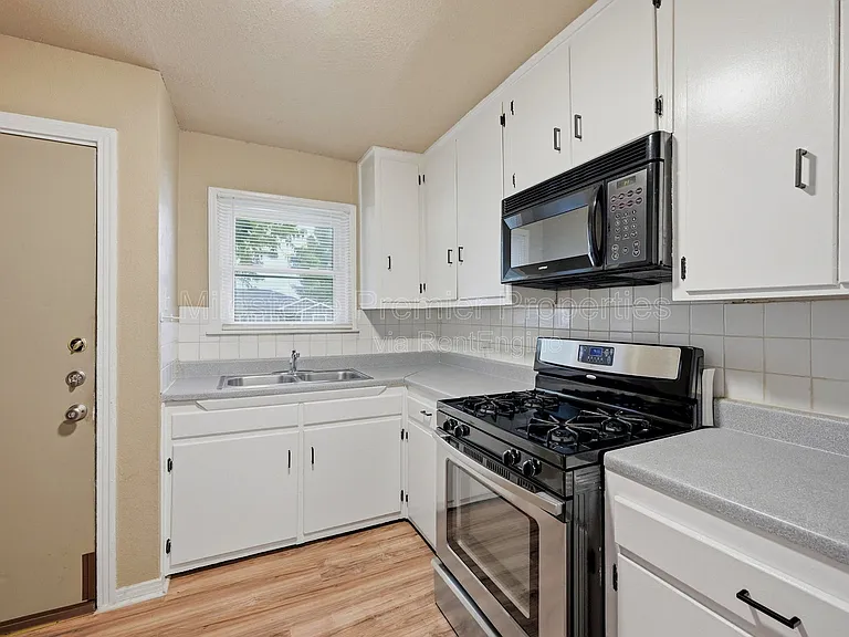 1701 W Elm St — Photo 7