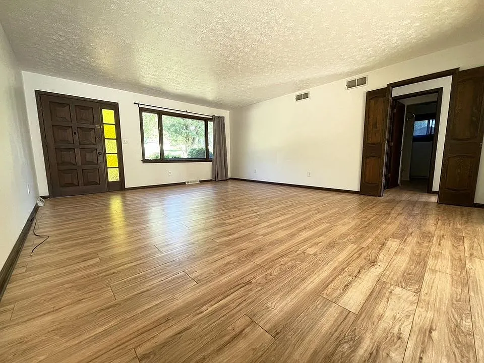 4 bed, 1.5 bath, 2500 sqft, $1,800 — Photo 4