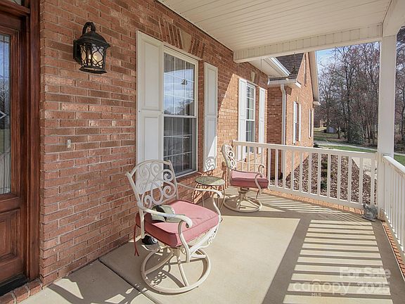 4th image of 144 Grandview Dr