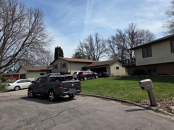 3rd image of 8 Aspen Ct