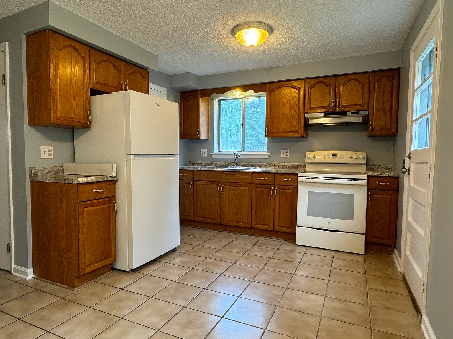 2 bed, 1.5 bath, 1000 sqft, $1,525 — Photo 2