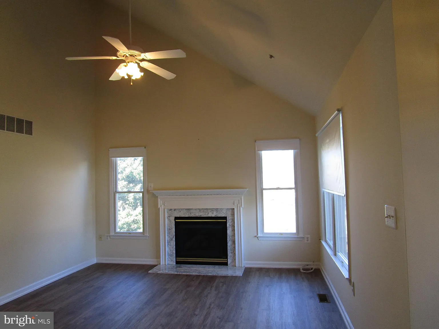 3 bed, 3.0 bath, 2014 sqft, $2,900 — Photo 4