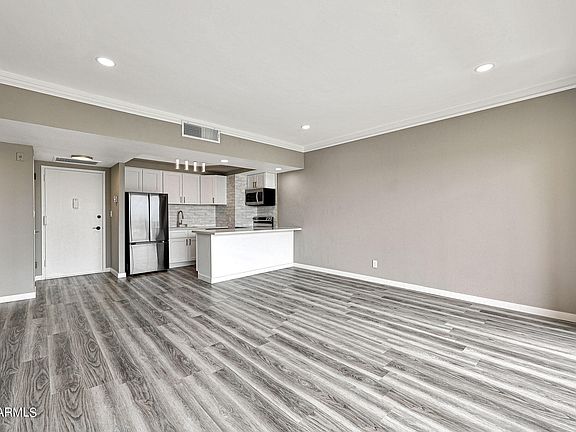 2nd image of 4750 N CENTRAL Avenue #B11