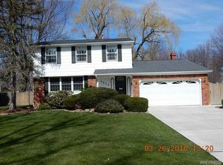 6074 Berkley Dr, Orchard Park, NY 14127