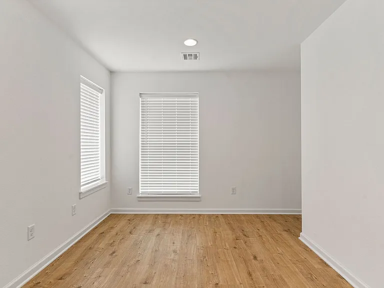 Now offering One & Half Month Free Rent *Advertised Rate is Reflective of Special Offer!* — Photo 57