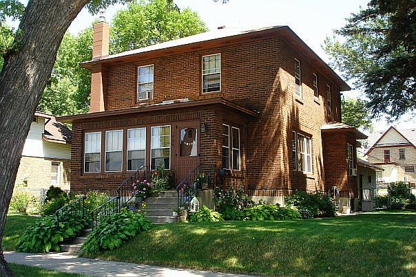 1st image of 726 10th Ave S