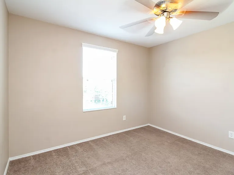 698 Austin Ln — Photo 22