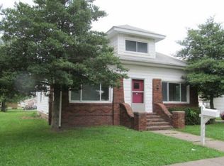 408 W 3rd St, Flora, IL 62839