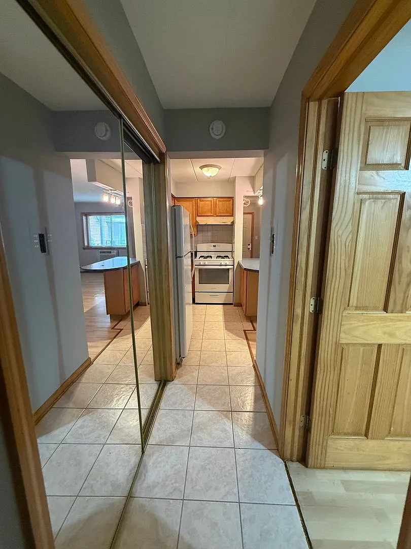 Well Maintained 1 Bedroom/1 Bath Unit Great Location Close to Ohare — Photo 3