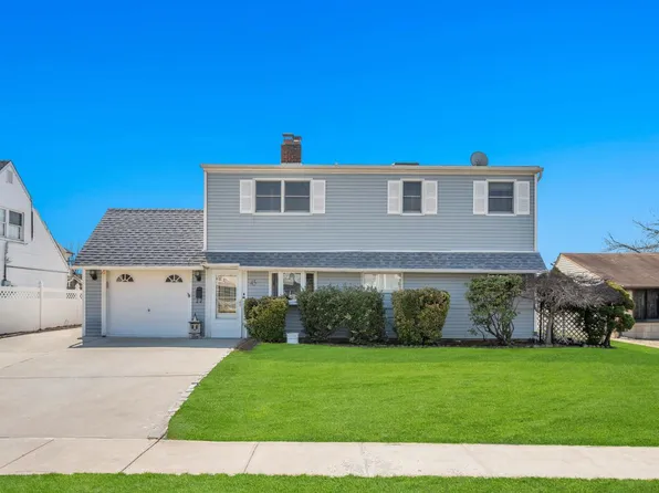 45 Walnut Ln, Hicksville, NY 11801