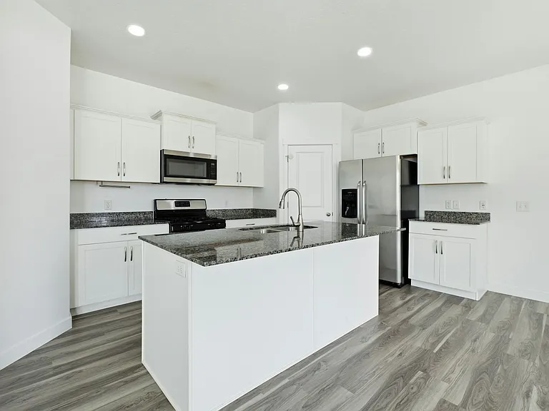506 S Highpoint Dr — Photo 3