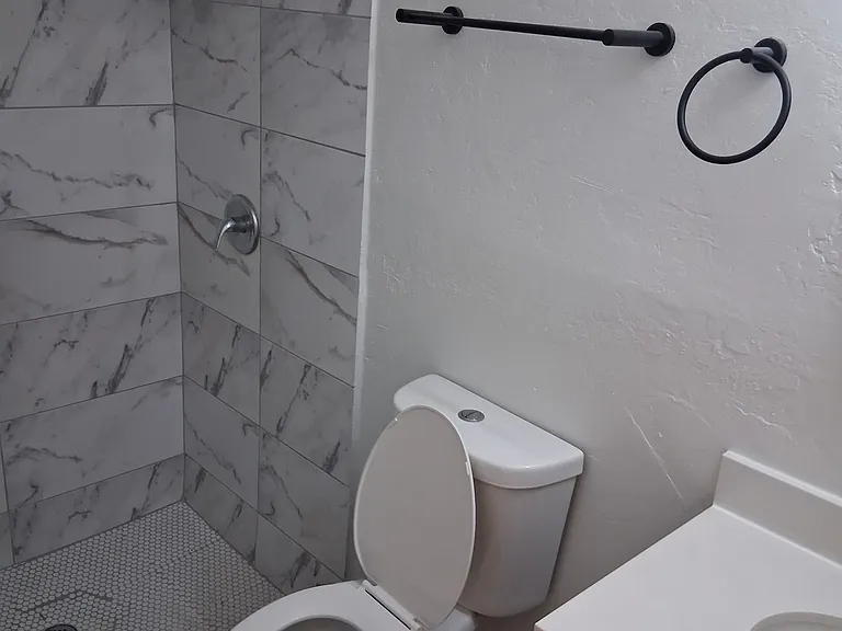 en suite bath attached to bedroom