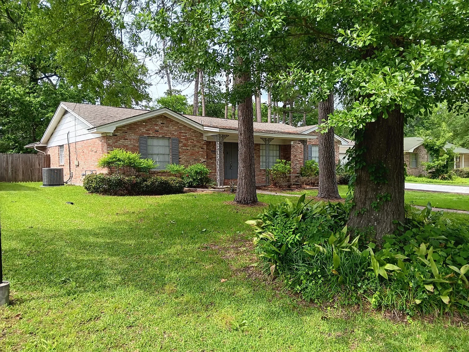 4 bed, 2.5 bath, 2400 sqft, $1,975 — Photo 2