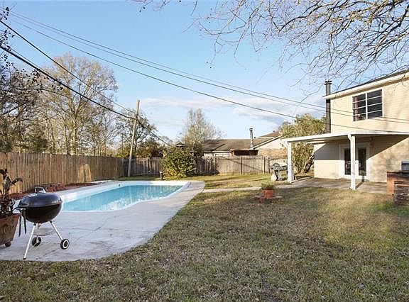 2nd image of 122 Nottaway Dr