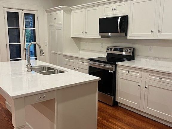 3rd image of 555 W 6th St #1