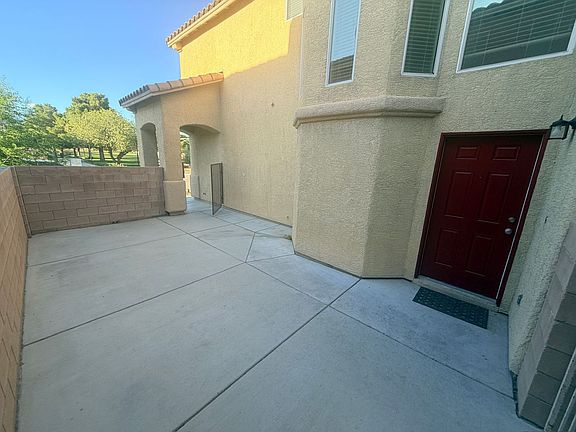 3rd image of 625 Sterling Spur Ave