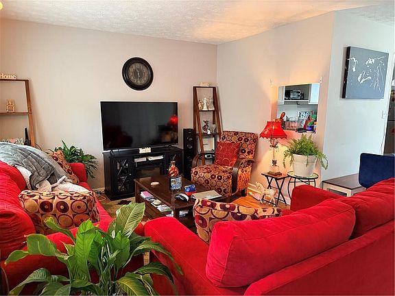 2nd image of 2057 Lenoa Ln