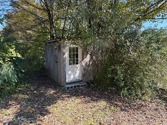 3rd image of 1487 Dutch Valley Rd