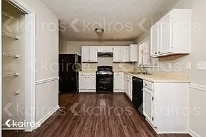 835 Ashley Ln — Photo 4
