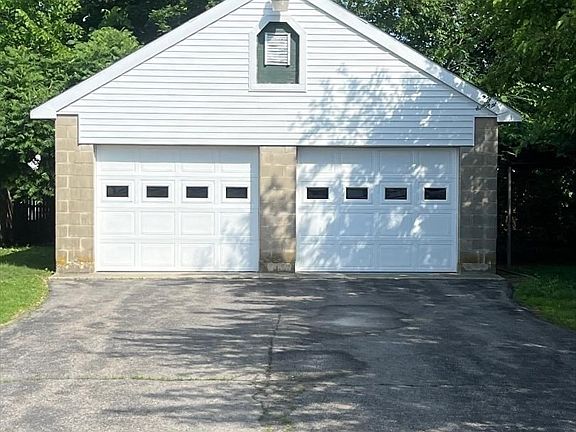 3rd image of 212 School St