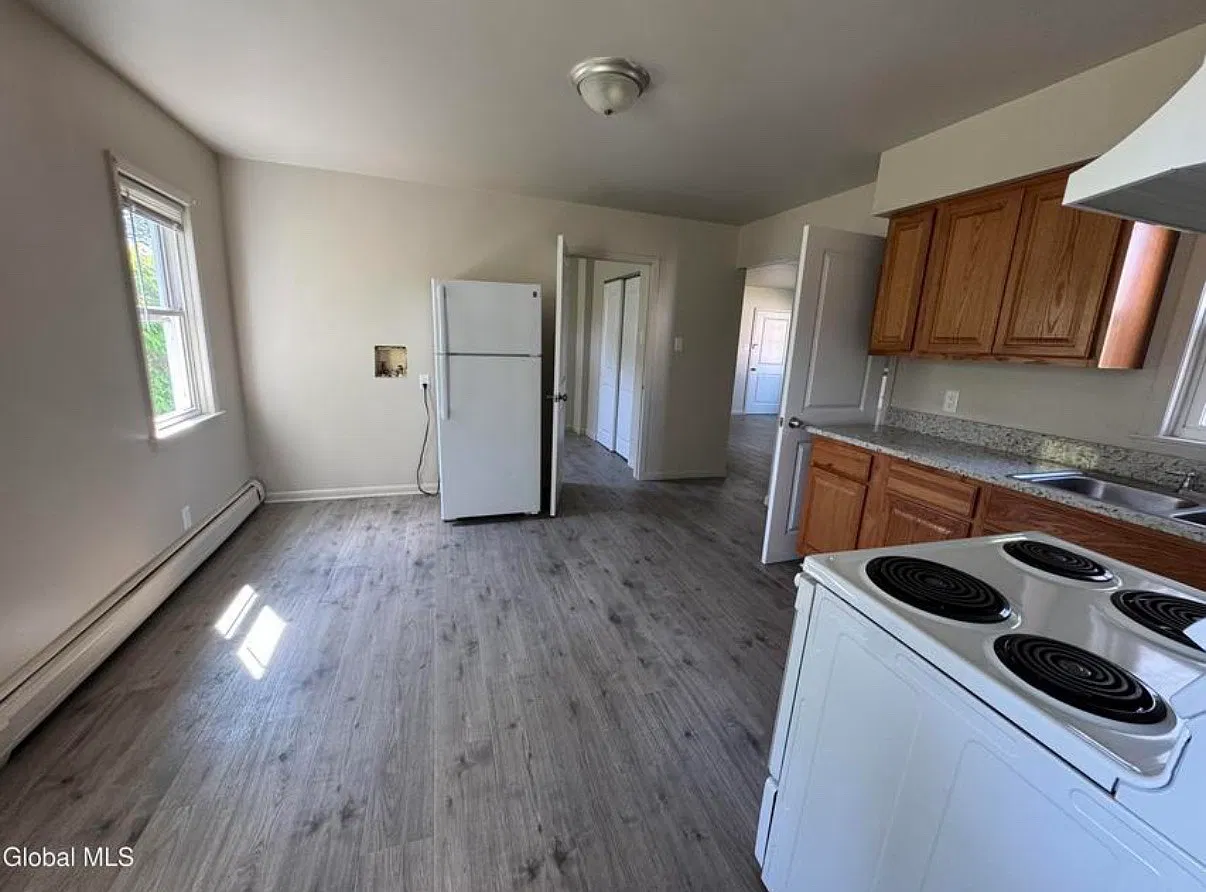 3 bed, 1000 sqft, $1,600 — Photo 2