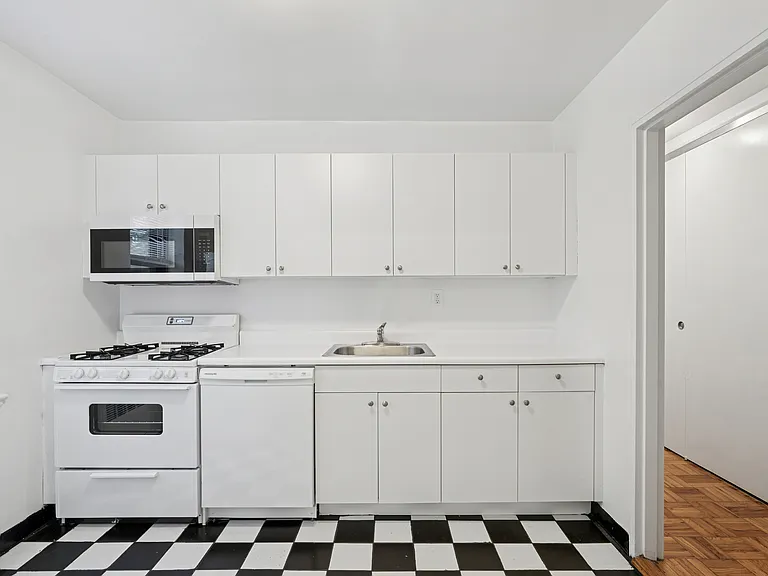 Harbor House — Photo 2