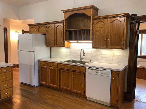 3rd image of 806 S Lake St