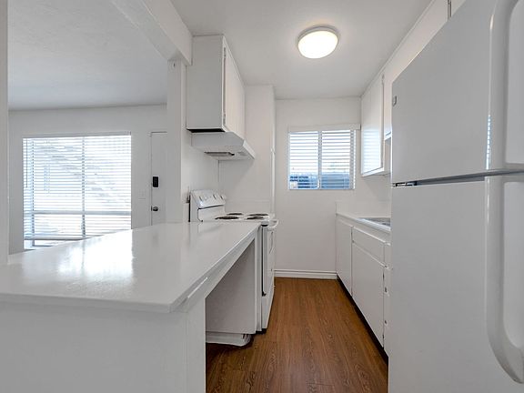 4th image of 633 E Park Cielo Apartments Ln #15