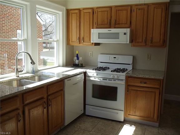 3rd image of 61 E 219th St