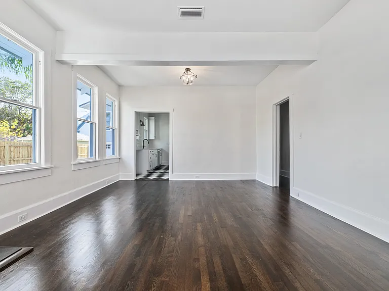 905 E Saint Clair St — Photo 4