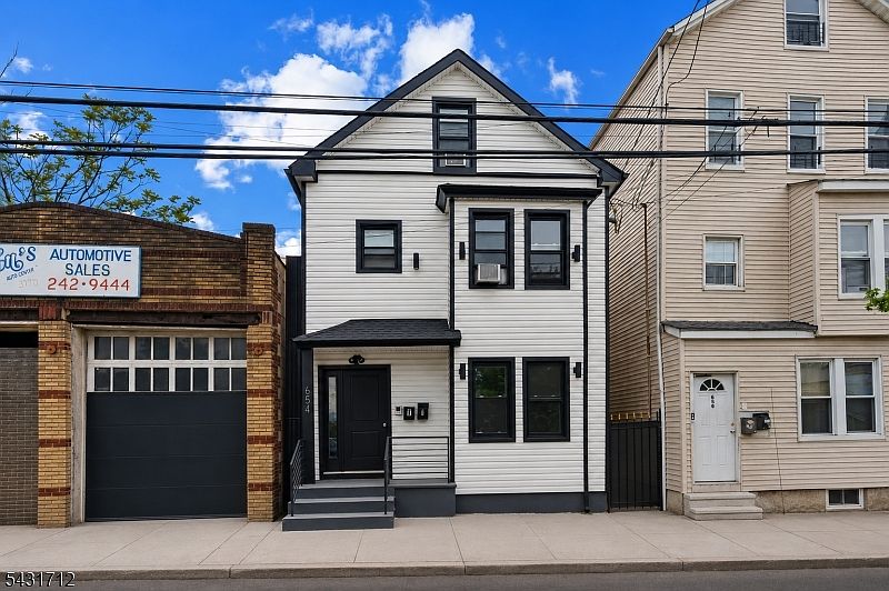 1st image of 654 S 12Th St
