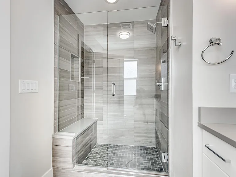 Primary en-suite bathroom