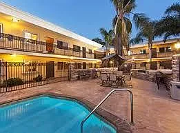 2 bed, 725 sqft, $2,400 — Photo 4