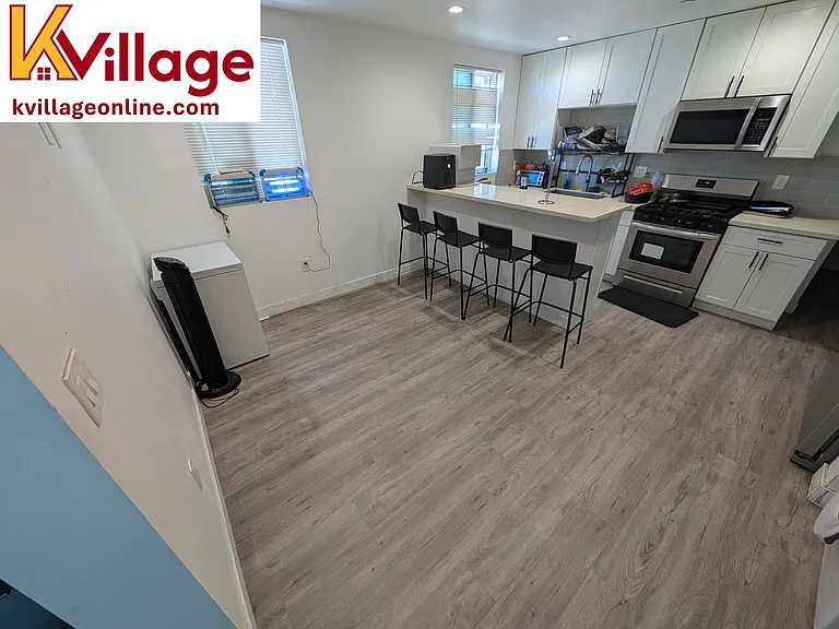1528 W 36th Pl — Photo 3