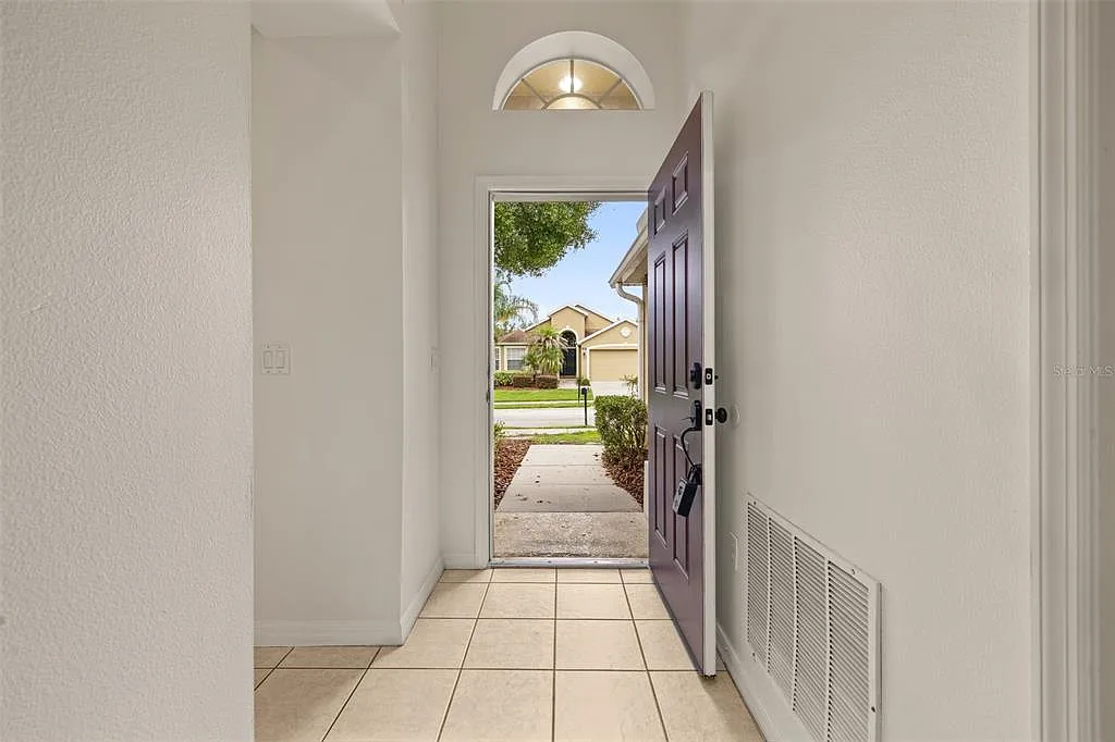 4 bed, 3.0 bath, 1844 sqft, $2,400 — Photo 3