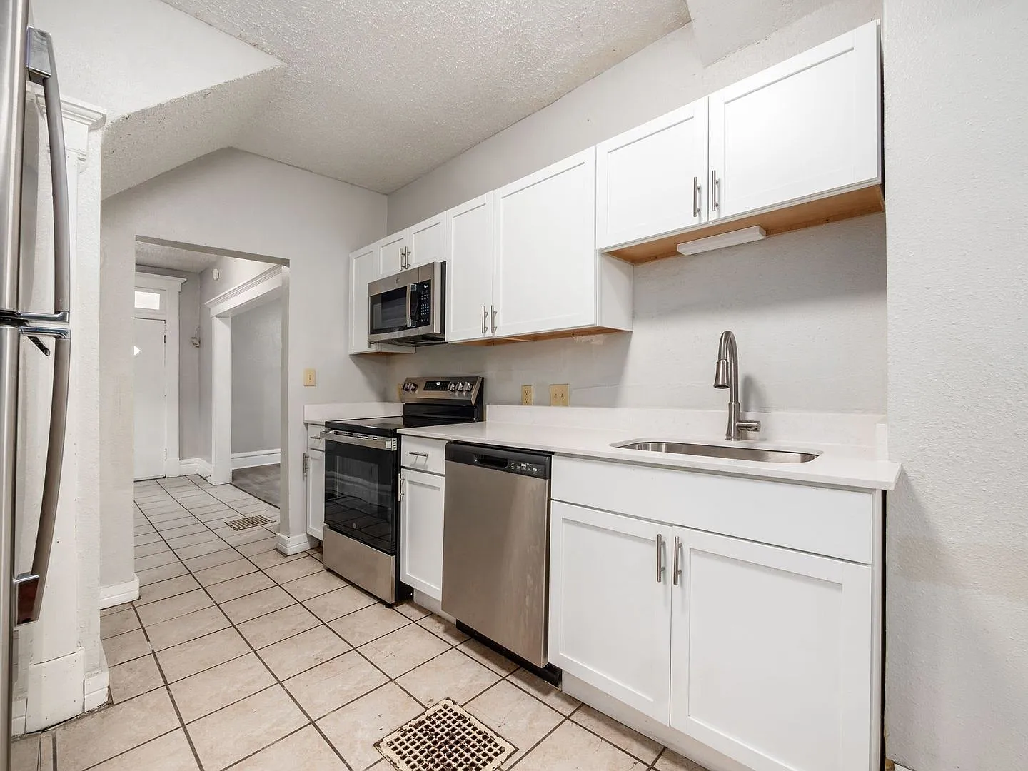 4 bed, 2.0 bath, $3,099 — Photo 3