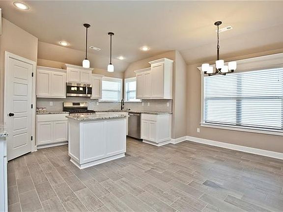 5th image of 921 Bob Glen Cir