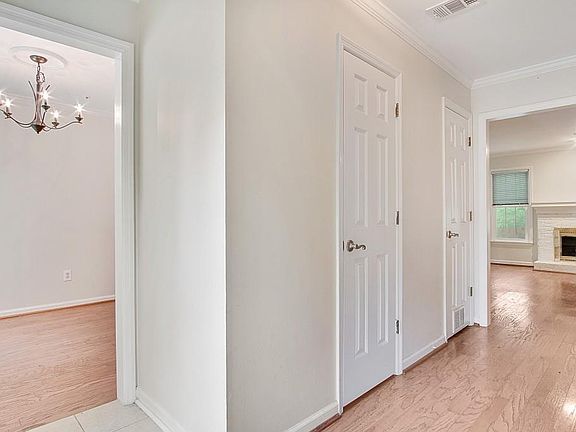 3rd image of 592 Saint James Walk SE