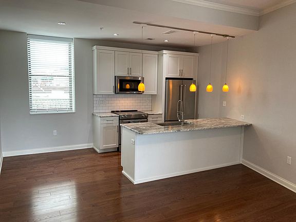 5th image of 115 Willow Ave #403