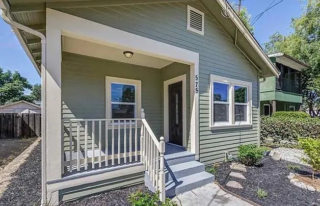 575 McLeod St — Photo 2