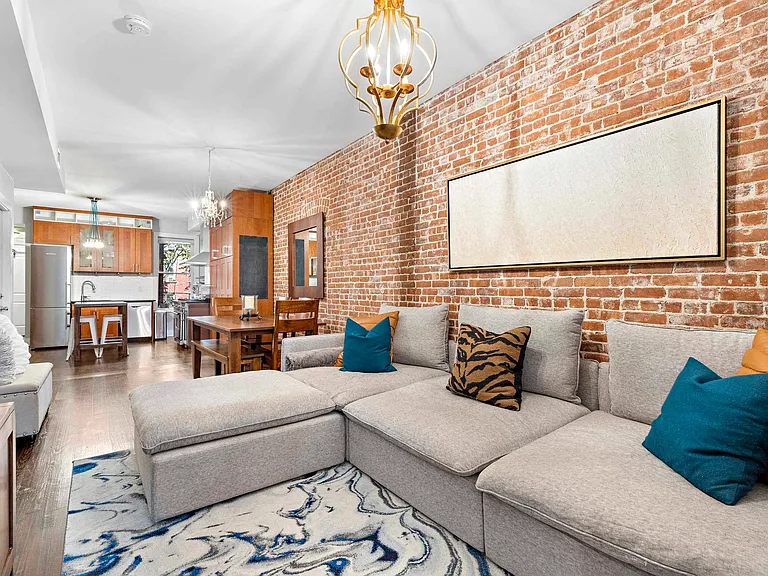 1112 Hudson St #2R — Photo 11