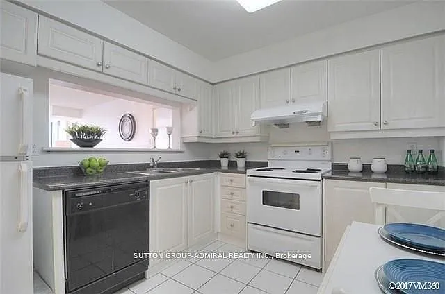 11 Townsgate Dr — Photo 4