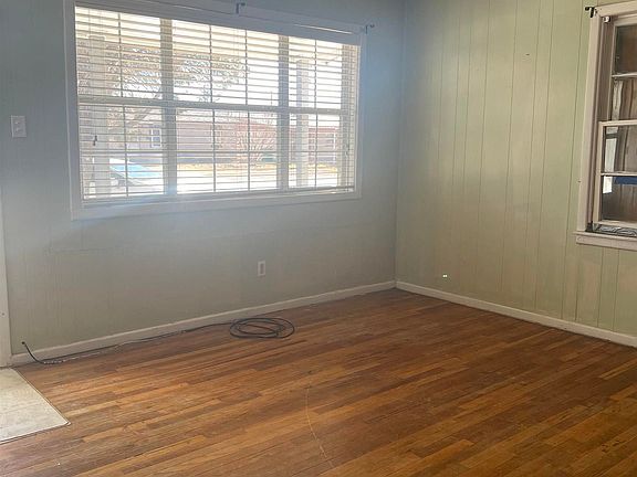 4th image of 910 W Harrison Ave