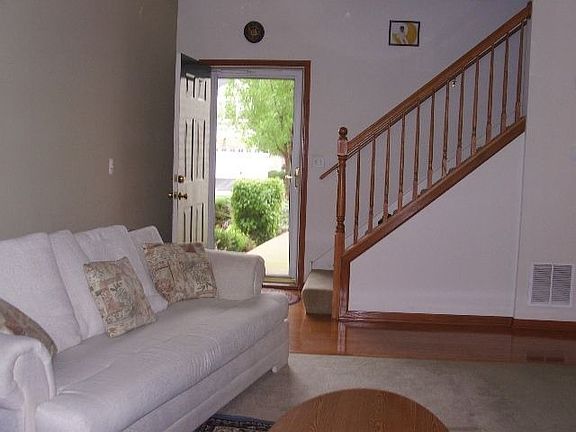 2nd image of 3887 Blackstone Dr